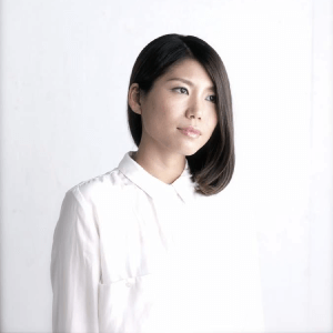 白シャツ姿のウェディングドレスデザイナーYamamotoの横顔ポートレート。