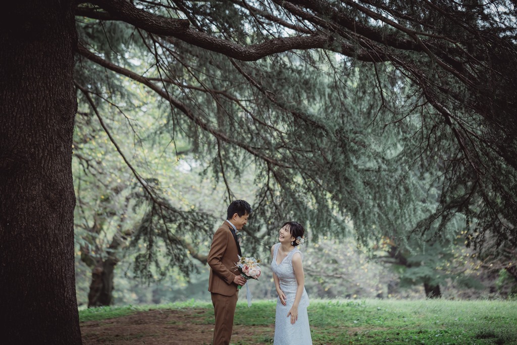 砧公園の緑豊かな背景で撮った結婚写真
