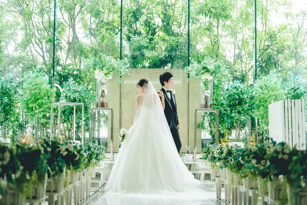 グリーンが幻想的な東京の人気チャペルで撮った結婚写真
