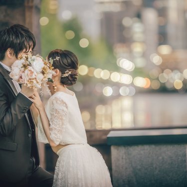 和田倉門でブーケを使って撮影している夫婦