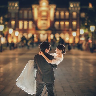 東京駅をバックに新婦をハグ
