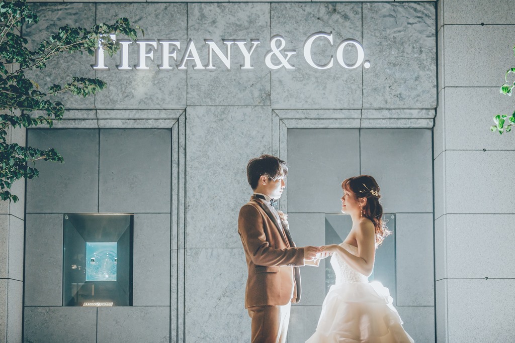 ティファニーの店舗前で手を取り合い見つめ合う新郎新婦。
