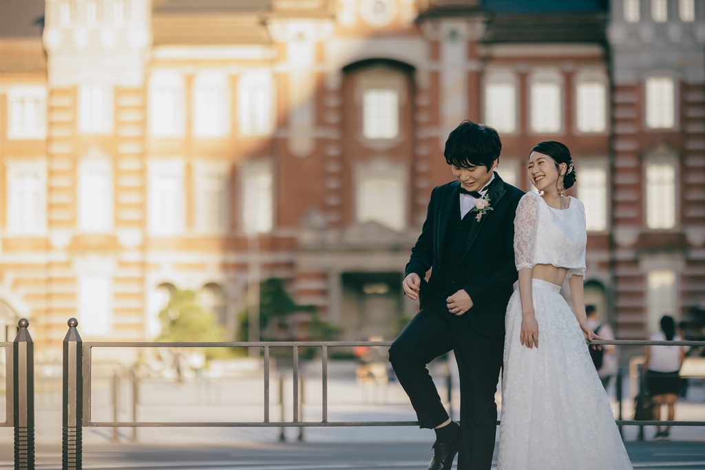 東京駅舎前で楽しそうに会話してる夫婦