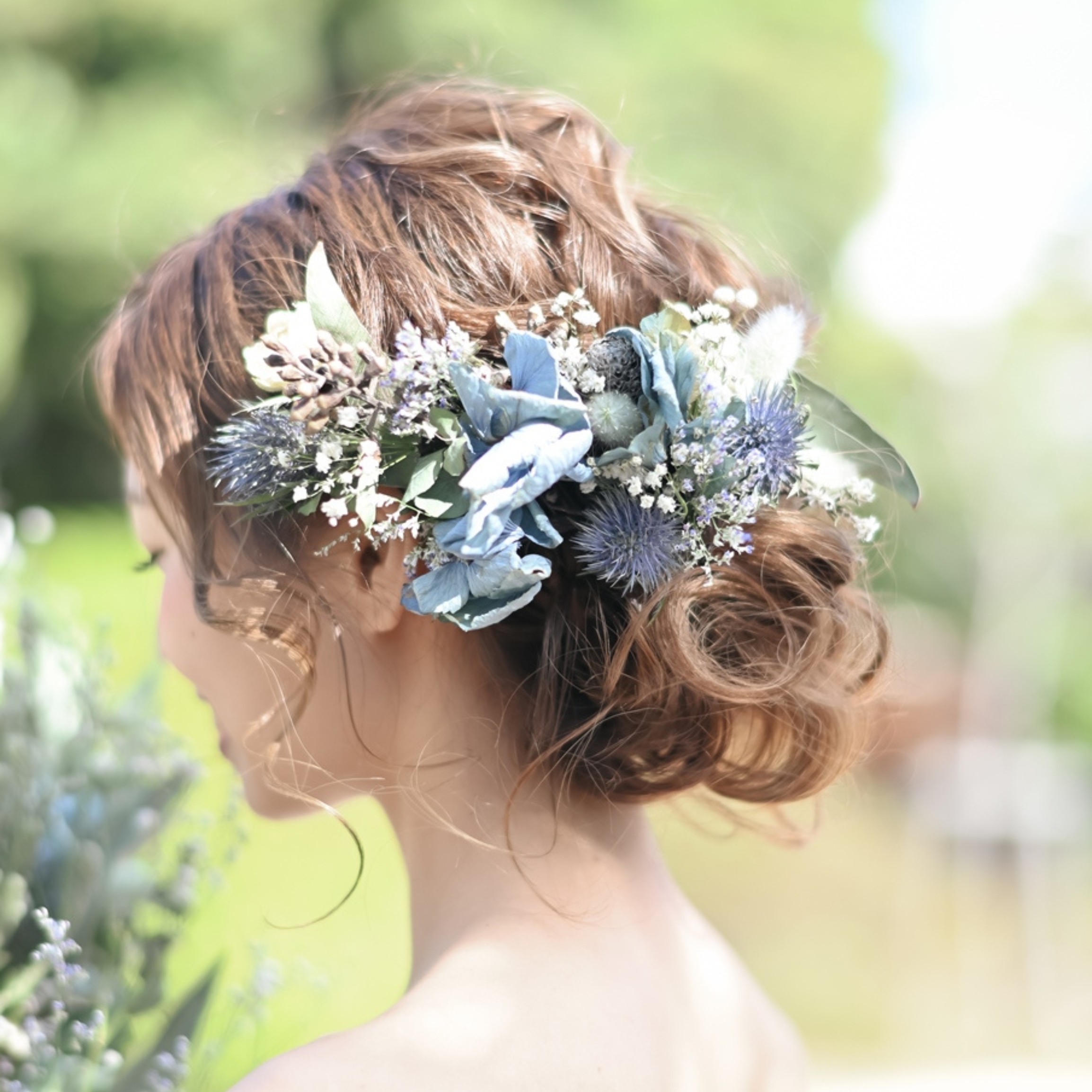 花冠のようなドライフラワーの髪飾りをつけた新婦の後ろ姿ヘアスタイル。