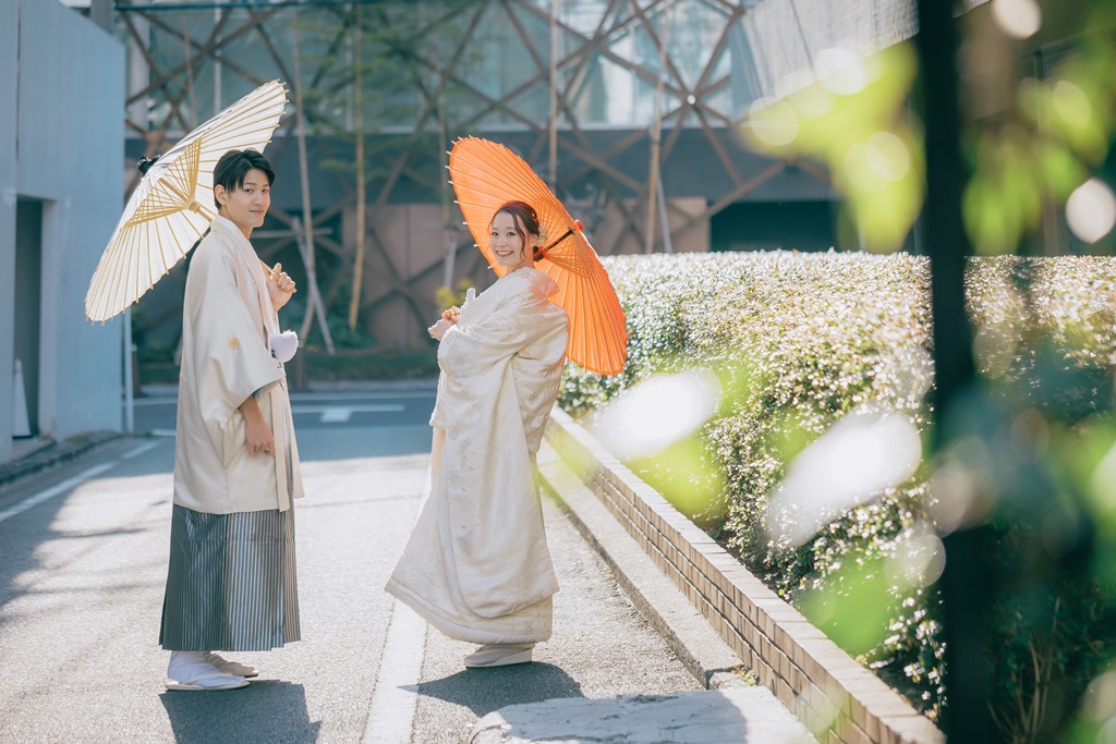 和傘を差して笑顔の夫婦