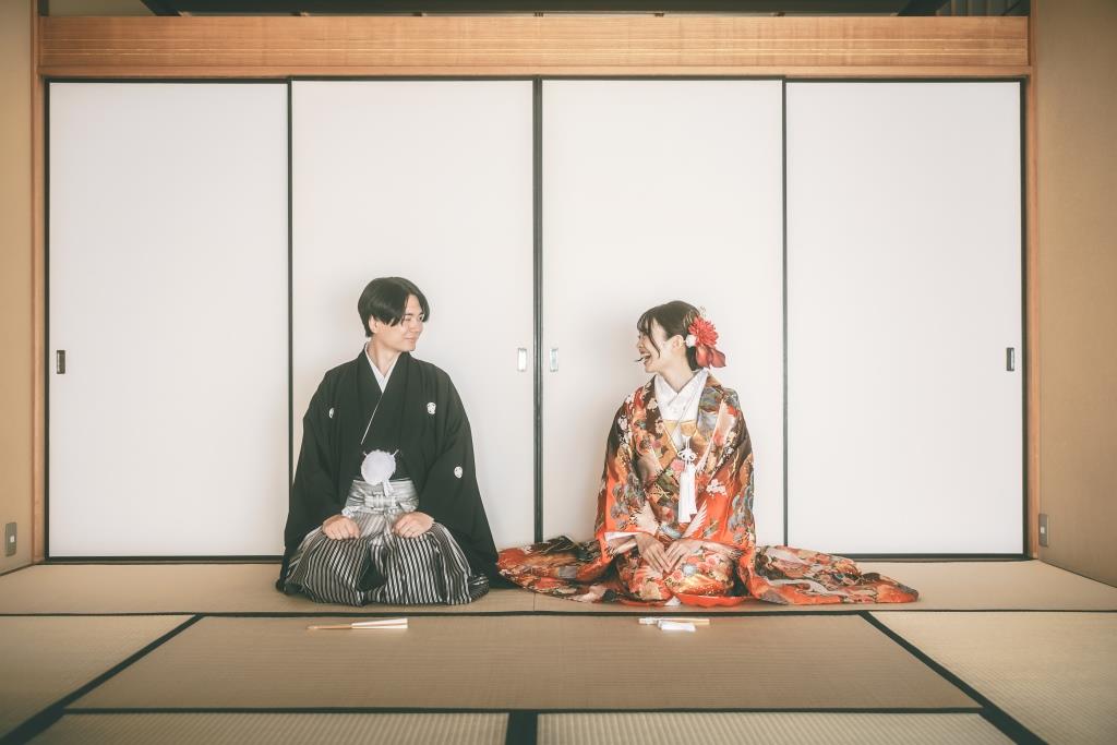 平成庭園の茶室で人気の正座のポーズをして向き合ている夫婦