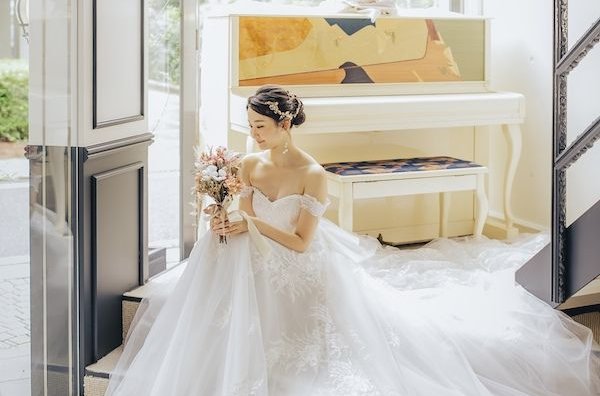 ピアノの前に座っている花嫁