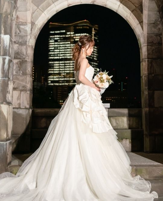 Aライン（TF17）：大きなお花モチーフが印象的なAラインドレス。ボリュームのある長いトレーンの裾まわりに施されたスパンコールが輝き、ナイト撮影などにもお勧めのドレス。