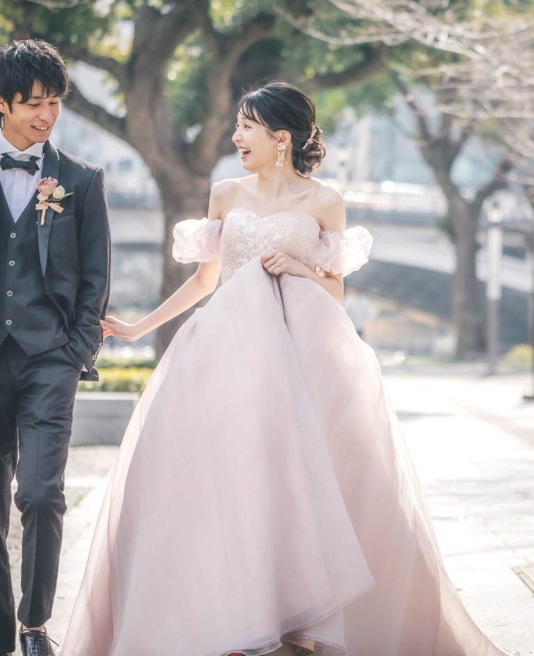 プリンセスライン / ピンクベージュ（NCE203）：パフスリーブが可愛く、肌なじみのいいピンクベージュのドレスは、甘すぎず上品なデザインです。
