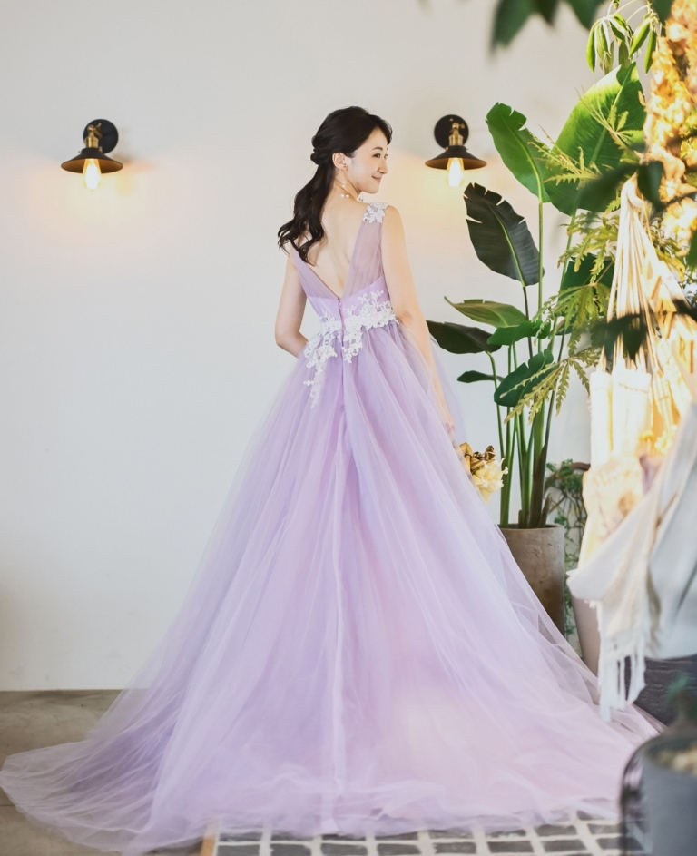 Aライン / ライトパープル（OCL203）：大人可愛い紫のドレスはシンプルなデザインにワンポイントの刺繍がオシャレな1着。バックラインが美しく出ます。