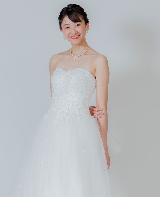 プリンセスライン（TR11）：ハートカットのビスチェに豪華な刺繍があしらわれた、透明感と気品を兼ね備えた一着。