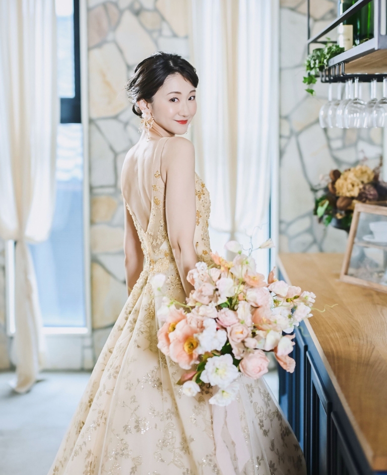 Aライン / ベージュゴールド（SCR204）：ベージュゴールドのAラインドレス♡華やかなゴールドの刺繍とアンニュイな雰囲気溢れるお色味とデザインが素敵なカラードレス。優しいお色ながらもゴールドのお刺繍が華やかさをプラス♡落ち着いた雰囲気の一着です。