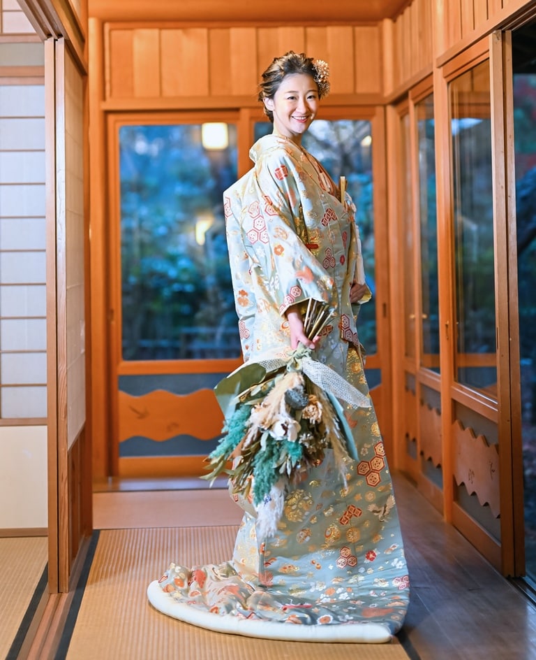 吉草緑文（OMOS01）：トレンドの淡いブルーを基調とした色打掛。サムシングブルーには、ご新婦様の幸福を願う意味が込められています。