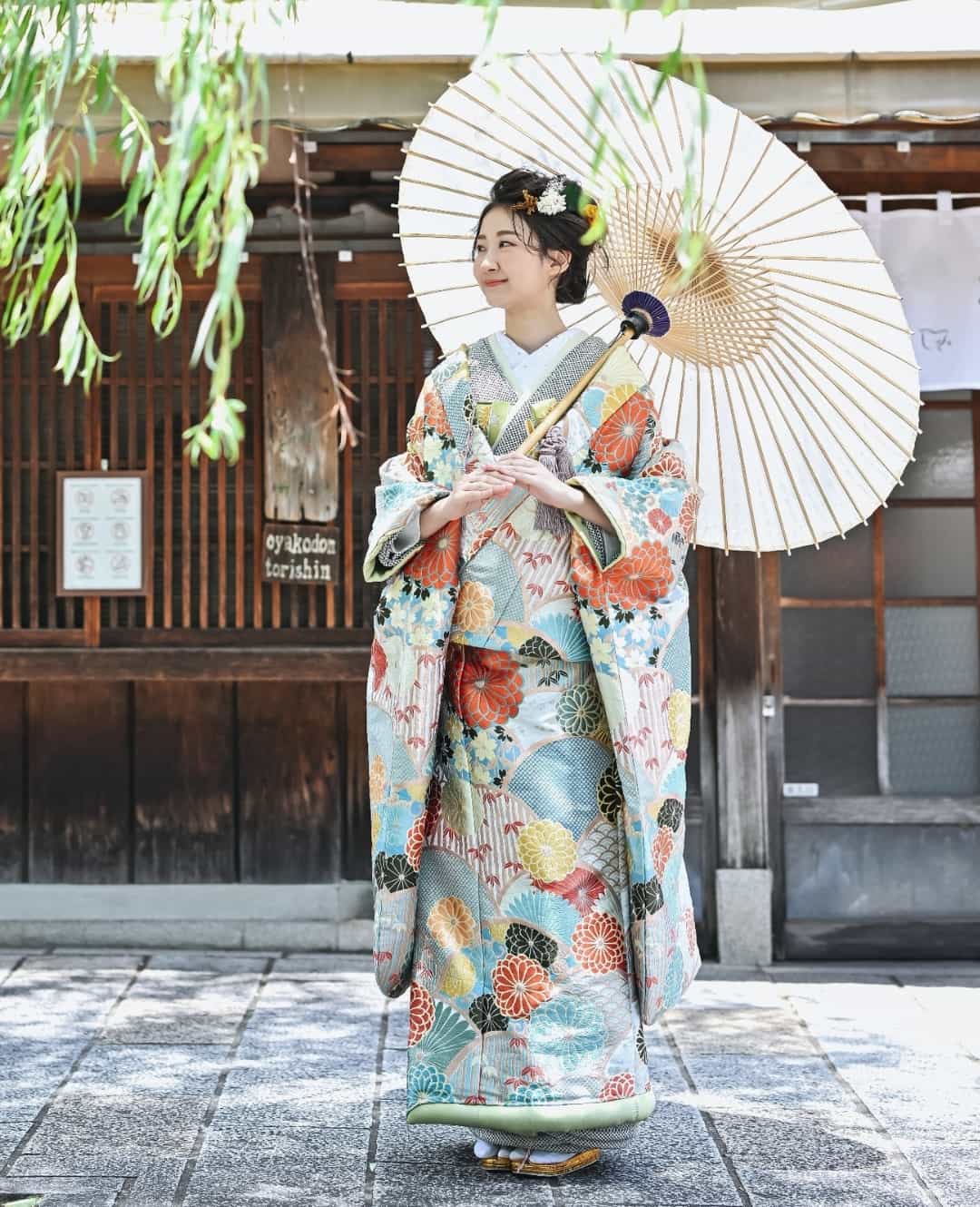 山流水色（SMOS11）：淡いブルーをベースにした昔懐かしい気持ちになるような色打掛。故郷に帰ってきたような優しさに溢れる色遣いがなされています。