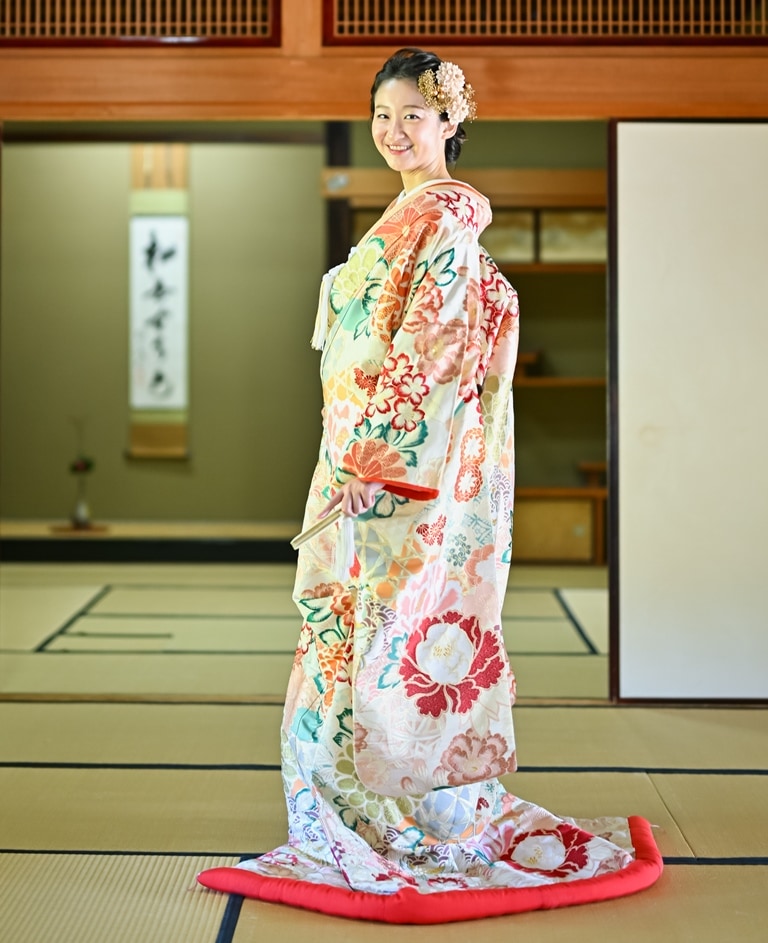 吉祥花文（NMOS02）：真夏の太陽を思わせるような淡クリームベースの色打掛。お着物でありながら、どこかカジュアルさも秘めているワンランク上のオシャレ着こなしが叶う珠玉の一着です。