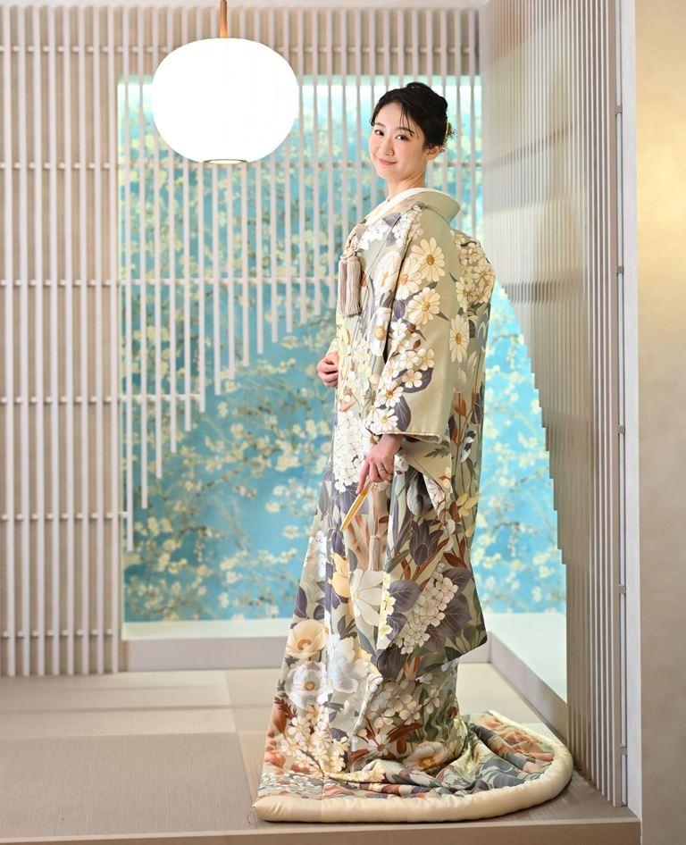 翠華絢爛（YMOS13）：落ち着いたトーンのセージグリーンに、大柄のお花が描かれた近代色打掛はまさに芸術的な一着に。気品あるお着物が上品な着こなしに。