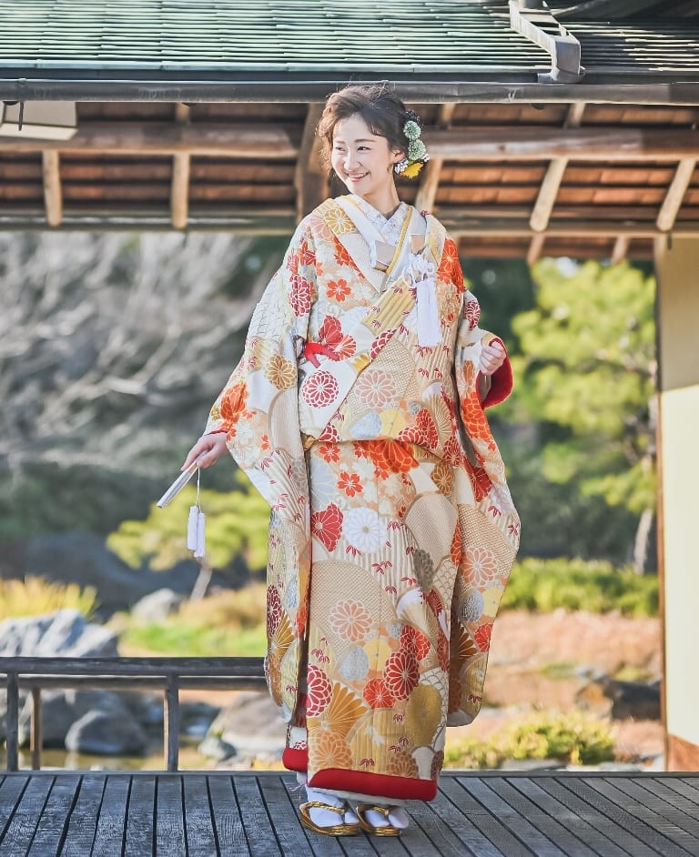 菊花加恋（SMOS04）：ベージュとオレンジが入り混じる幾何学模様が特徴の色打掛。温かみ溢れるお着物に袖を通すと、タイムスリップしたような和が際立つお写真に。