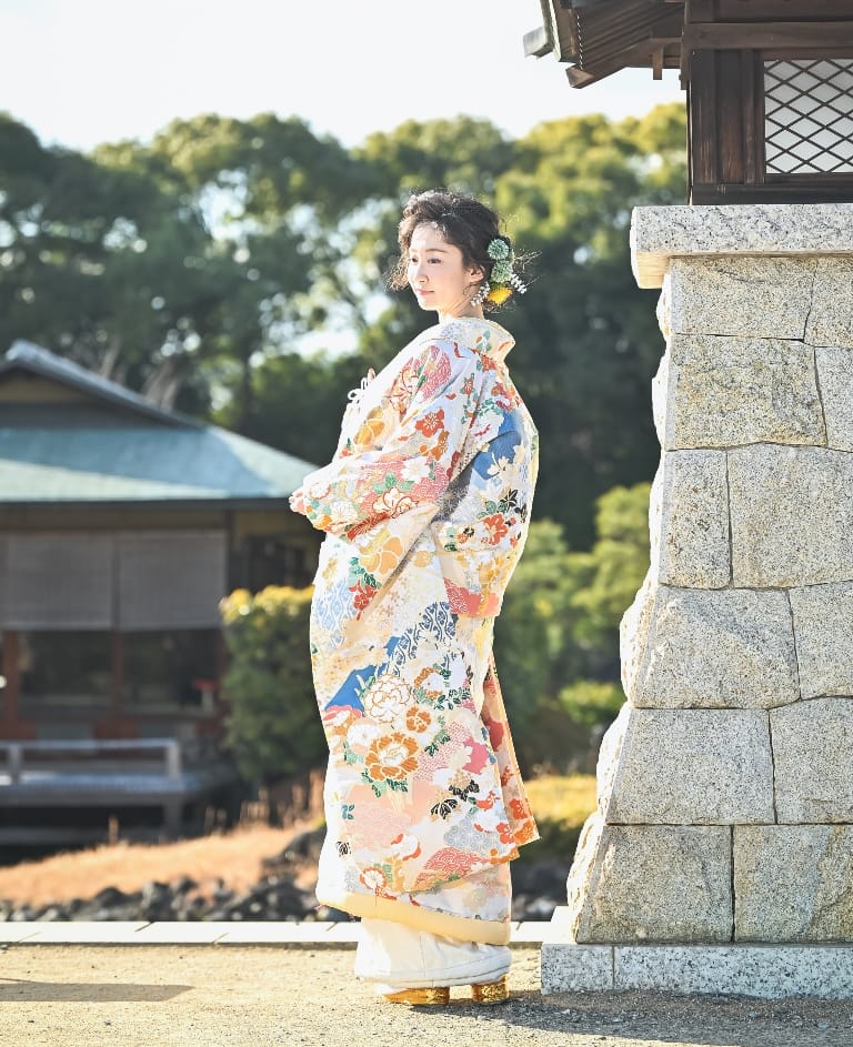 古典万紋（TMOS08）：ピンクや水色、オレンジなど淡い色味が組み合わされた色打掛。中にはブラックやホワイトといった差し色もあり、モダンとレトロを両立させた個性的なお着物です。