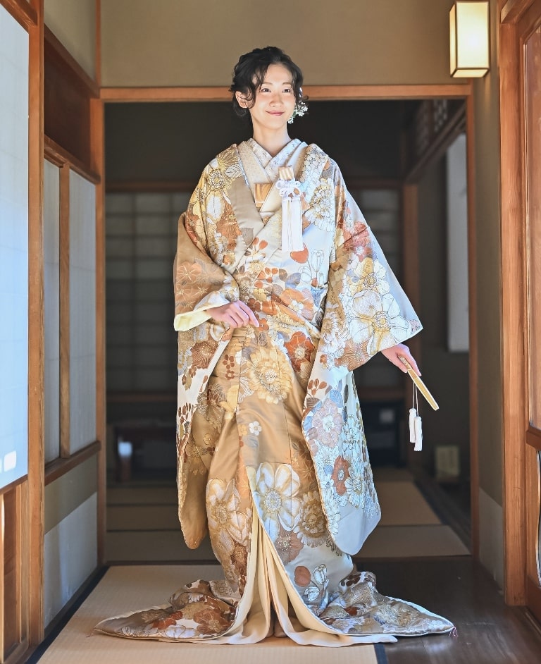 杏花白花（AMOS12）：ブラウンとゴールドをベースにした大人オシャレを体現したような色打掛。落ち着いた雰囲気を醸しているお着物は、近年のトレンドとして注目を浴びています。