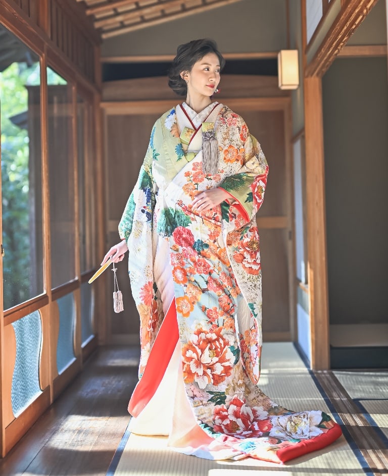 絢爛豪華（AMOS10）：パワフルな花々が豪華に咲き誇る色打掛。お着物をキャンパスにして、絶景を描いたような迫力と臨場感に溢れる一着です。