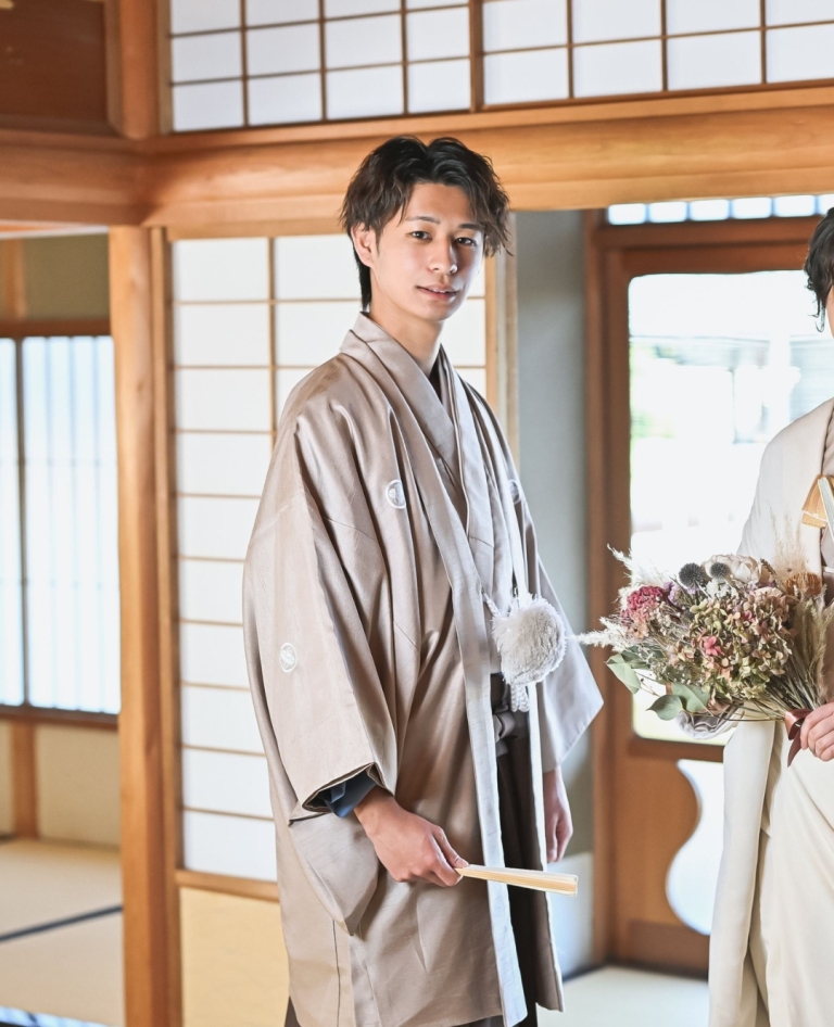 カフェオレ（TP05）：トレンドカラーを取り入れた今大人気の紋付。落ち着いた色合いがモダンでオシャレな、伝統衣装に現代的な洗練さをプラスした一着。