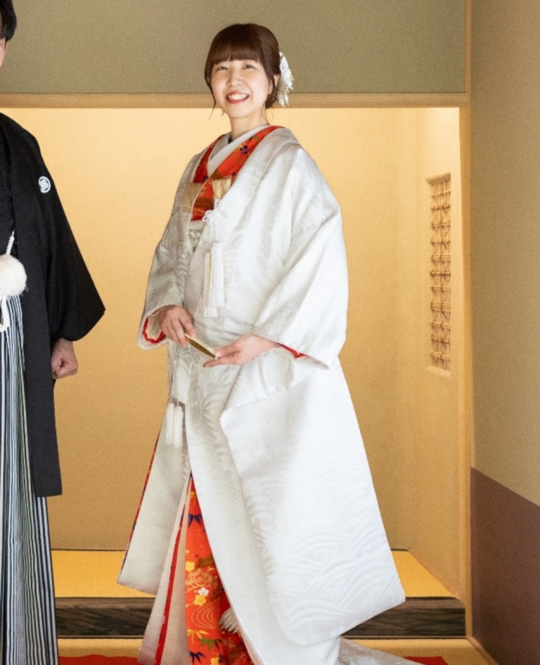 真紅 鶴（色掛下：NK04）：深みのある真紅に鶴が舞う、気品と祝福の象徴。情熱的な赤が白無垢に華やぎを与え、力強くも優雅な花嫁像を描き出す、格式高い一着です。