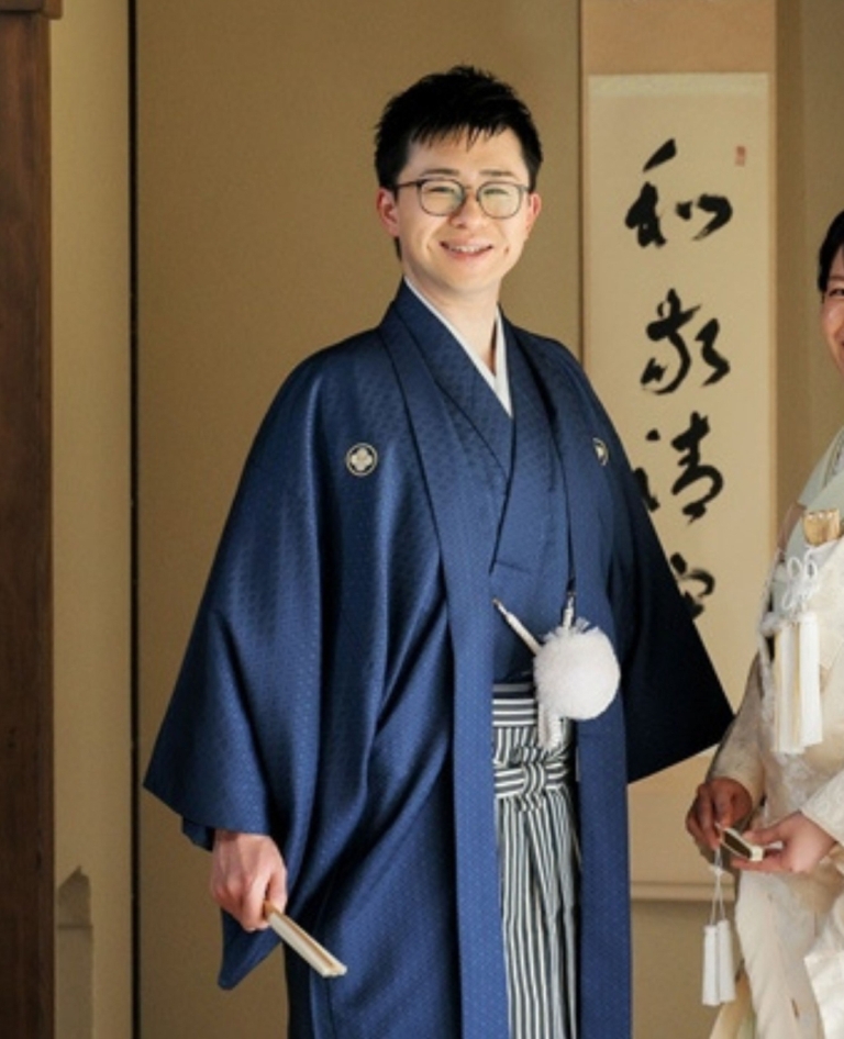 紺染（絞り）（TP01）：深い紺色に絞り模様を施した紋付は、伝統的な趣を感じさせながらも華やかさを演出。格式ある装いに個性を添え、凛とした佇まいと洗練された印象を兼ね備えた一着です。