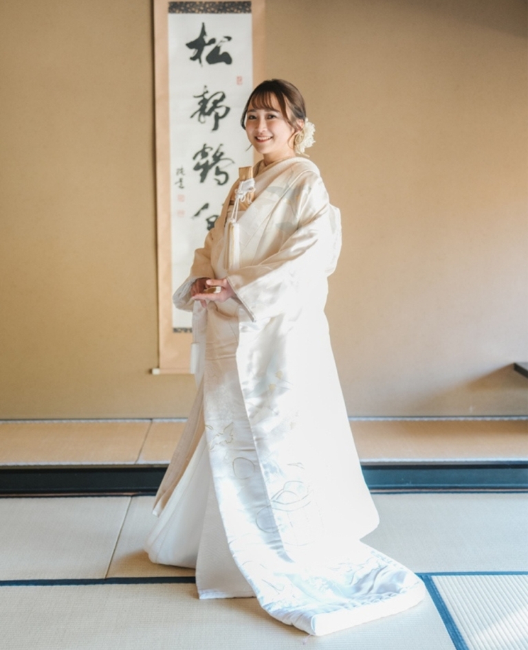 伝統模様にそっと彩りを添えたやさしい印象の白無垢。可憐さとぬくもりがふんわりと寄り添う一着です。