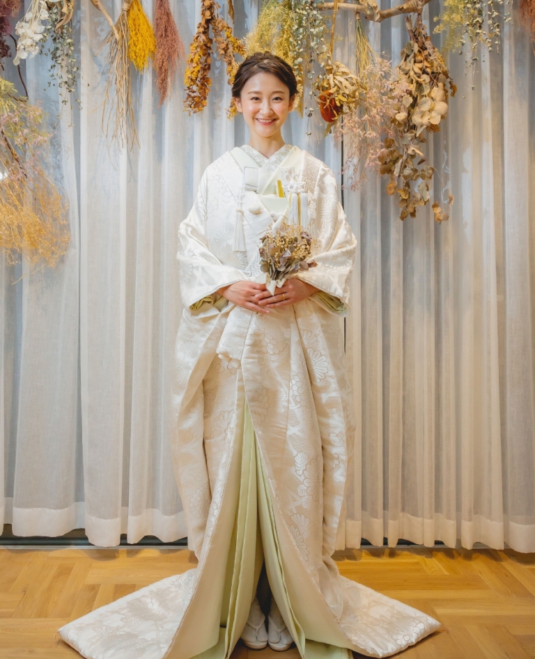 毬模様が愛らしく輝く、伝統美の中に可憐さを添えた洗練された白無垢。上質な生地と華やかな装飾が高級感を醸し出し、純真無垢な透明感が和の美しい雰囲気をいっそう際立たせます。