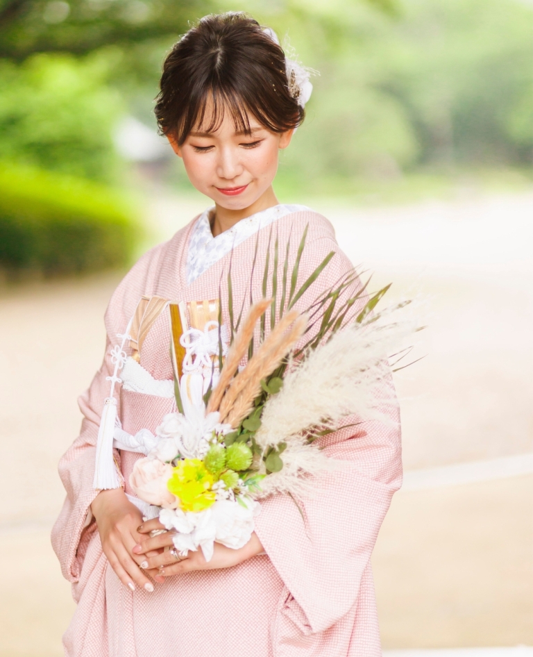 絞さくら（色掛下：TK07）：桜色の絞りがふんわりと優しく、花咲く春を思わせる色掛下。女性らしい柔らかさと気品を兼ね備え、白無垢を可憐に彩るロマンティックな一着です。