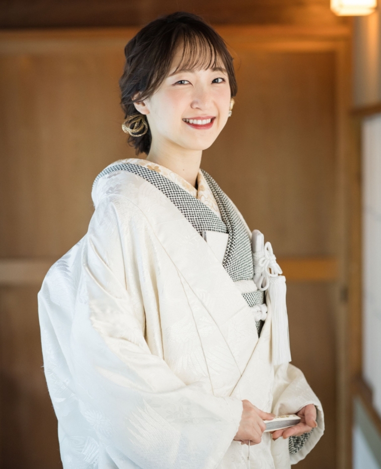 絞藍色（色掛下：NK08）：深い藍の絞りが織りなす奥行きが魅力の一着。日本の伝統美を感じる上品な色合いが、白無垢に落ち着きと洗練をもたらし、知的な印象を演出します。
