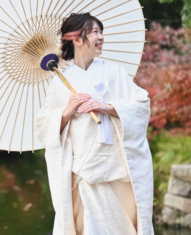 立体的な刺繍が重厚感を生み、自然の息吹を感じさせる草花や木々の模様が描かれた白無垢。伝統美と自然の調和が、花嫁の気品ある佇まいを一層際立たせます。