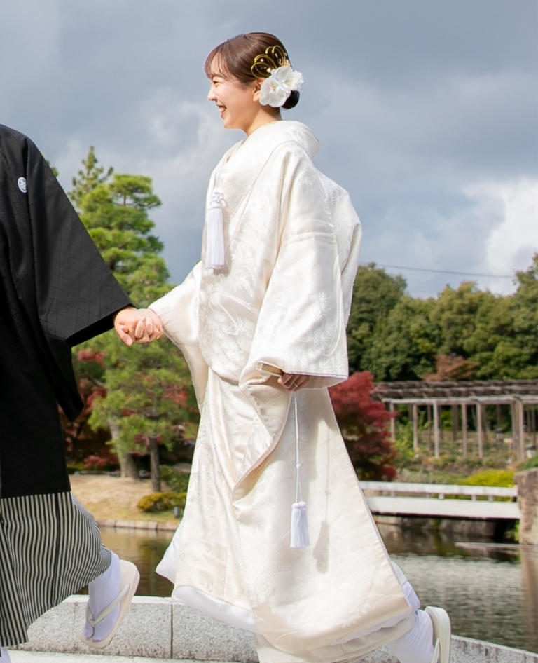 温かみのある生成りの生地が優しく包み込む白無垢。自然な風合いと柔らかな色合いが花嫁の美しさを引き立て、穏やかで上品な印象を演出します。