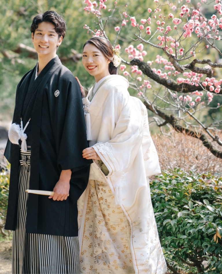 ゴールドの小花が舞うように散りばめられた白無垢。袖口の可憐な刺繍が、花嫁の優美な佇まいを引き立てます。