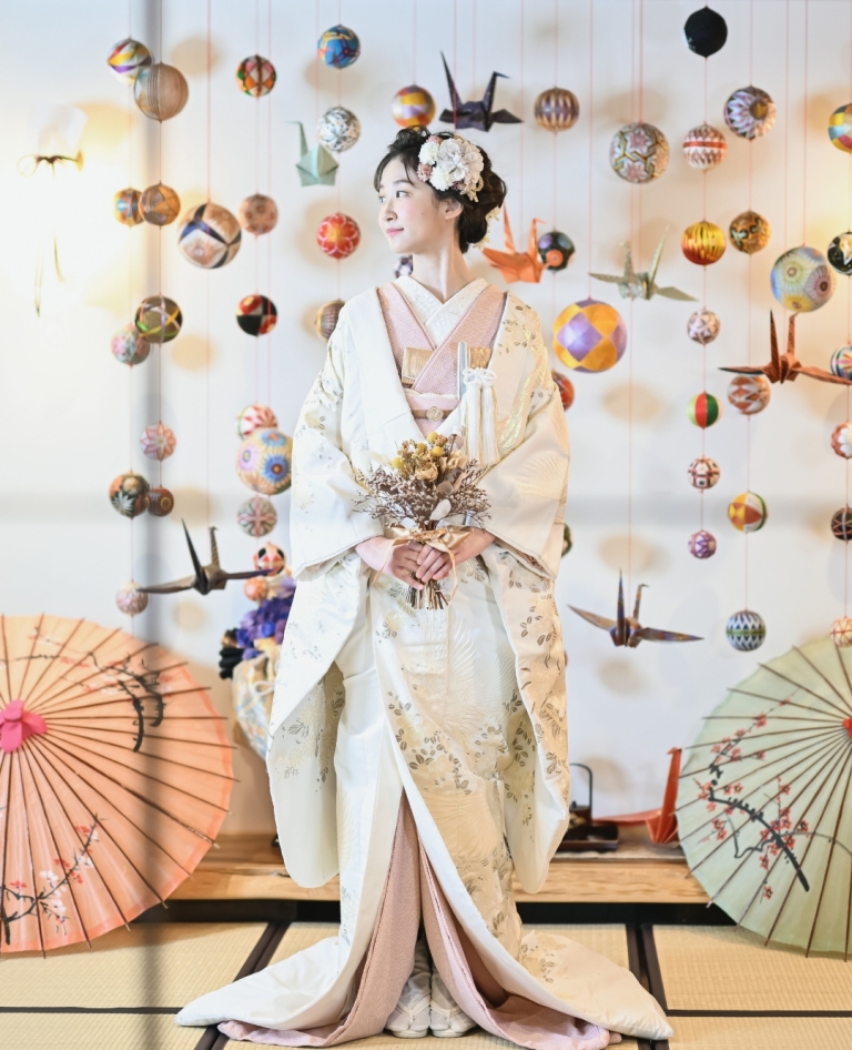 羽の模様まで細かく描かれた芸術的な白無垢。異彩を放つ自慢の一着は、大人オシャレにこだわる方にはとびきりオススメです。