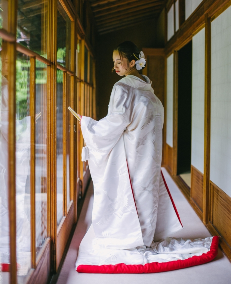 故郷の景色を思い出す、流れるような刺繍が特徴の白無垢。非常に肌なじみのいい温かみ溢れる生成りのお着物です。