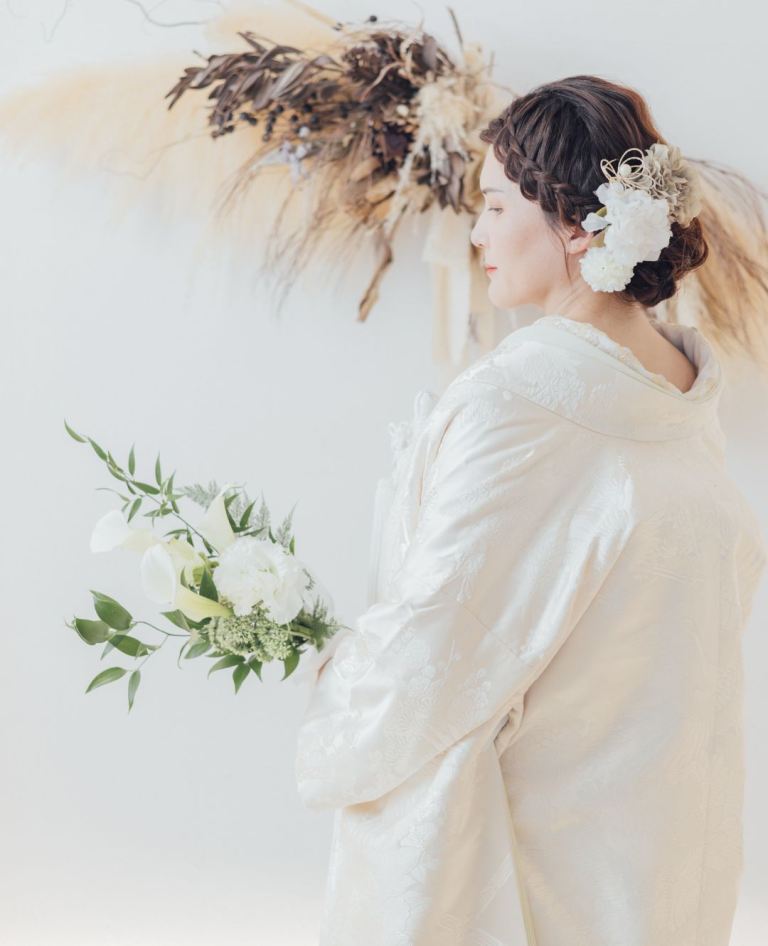 菱形模様の中に花毬のような丸い文様が咲く、フェミニンでアーティスティックな白無垢。繊細な曲線と柔らかな光沢が調和し、可憐さの中に個性と芸術性を感じさせる一着です。