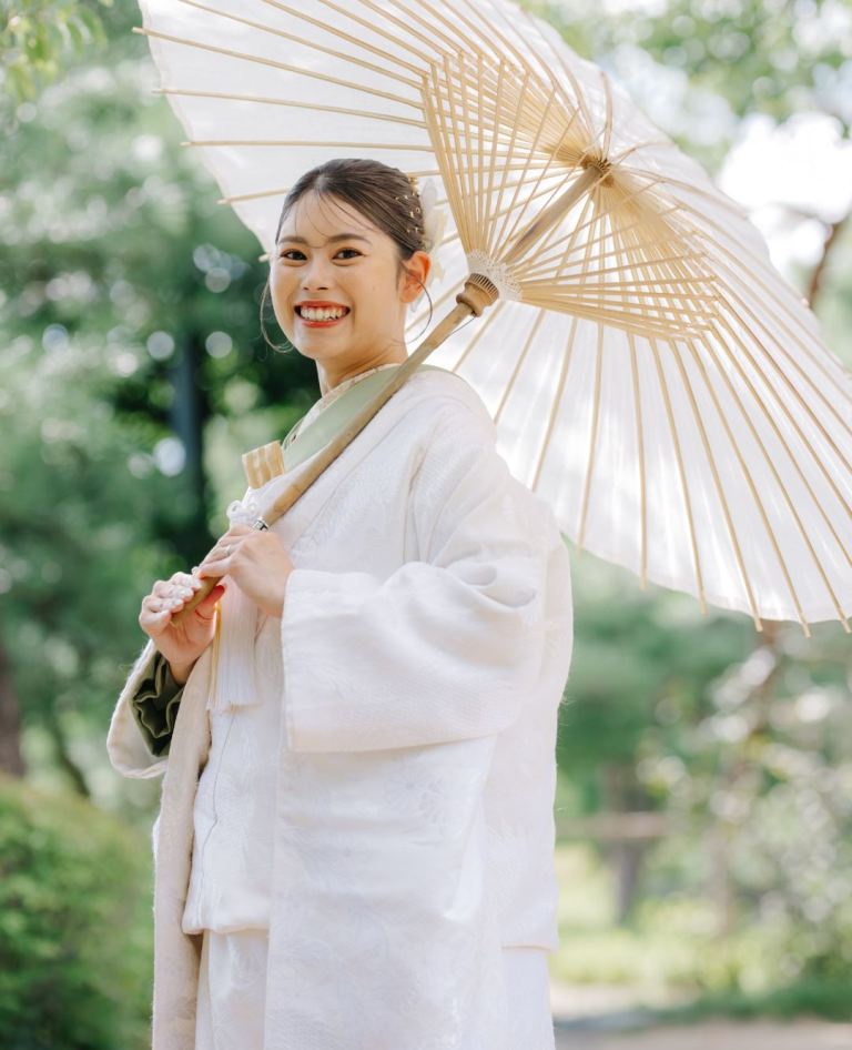 純白の絹に優雅な鶴の模様が舞う白無垢。鶴は長寿と幸福を象徴し、花嫁の一生の幸せを願う吉祥文様。気品と静謐さが漂う一着です。