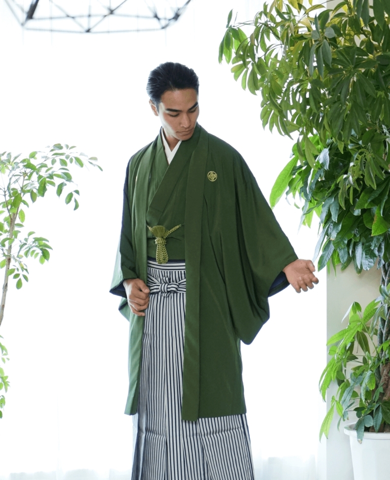 柳色（DS03）：若葉を思わせる柳色の紋付。柔らかで爽やかな緑が軽やかに映え、軽快さと雅やかさを併せ持つ清楚な装いです。