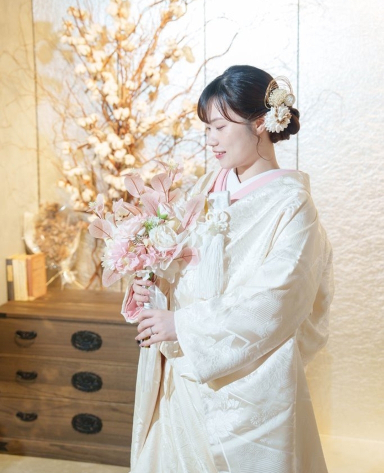 淡ピンク（色掛下：YK02）：ふんわりとした淡ピンクが、花嫁の表情を優しく照らす可憐な色掛下。春の光のように温かく、純白の衣に幸福感と甘い華やぎをプラスしてくれます。