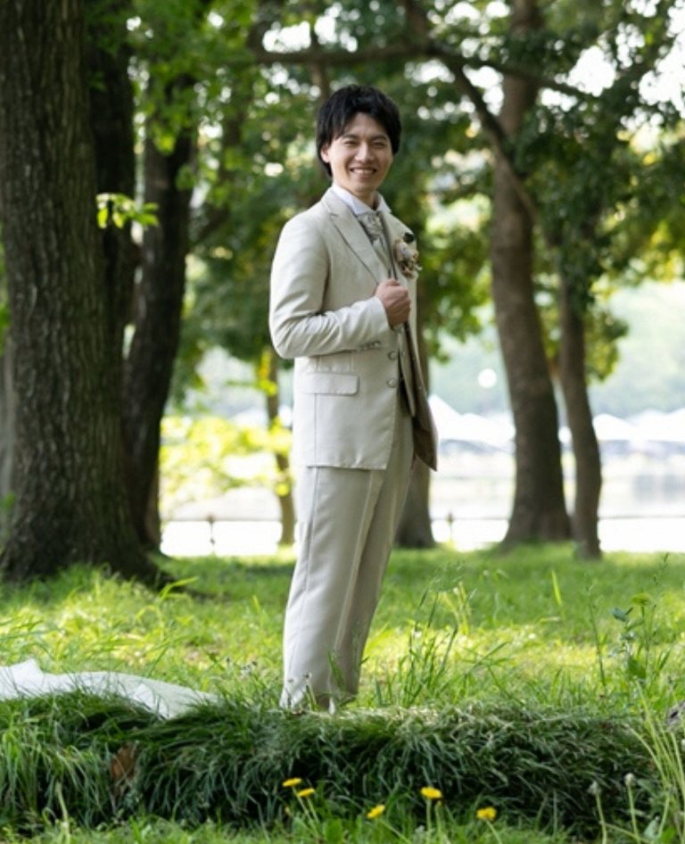 アイボリーⅡ（NG02）：柔らかなアイボリーカラーが魅力のタキシード。上品で洗練された印象を演出します。