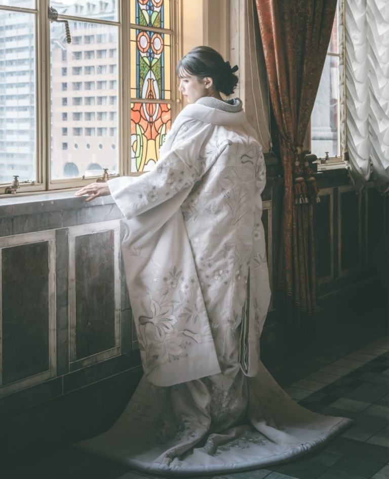 Hanae Moriデザインによる、繊細なシルバー刺繍が施された唯一無二の白無垢。上品な光沢を放つ銀糸が白地に優雅に映え、花嫁の気品と個性を際立たせます。伝統美とモダンな感性が融合した、特別な日のための芸術的な一着です。