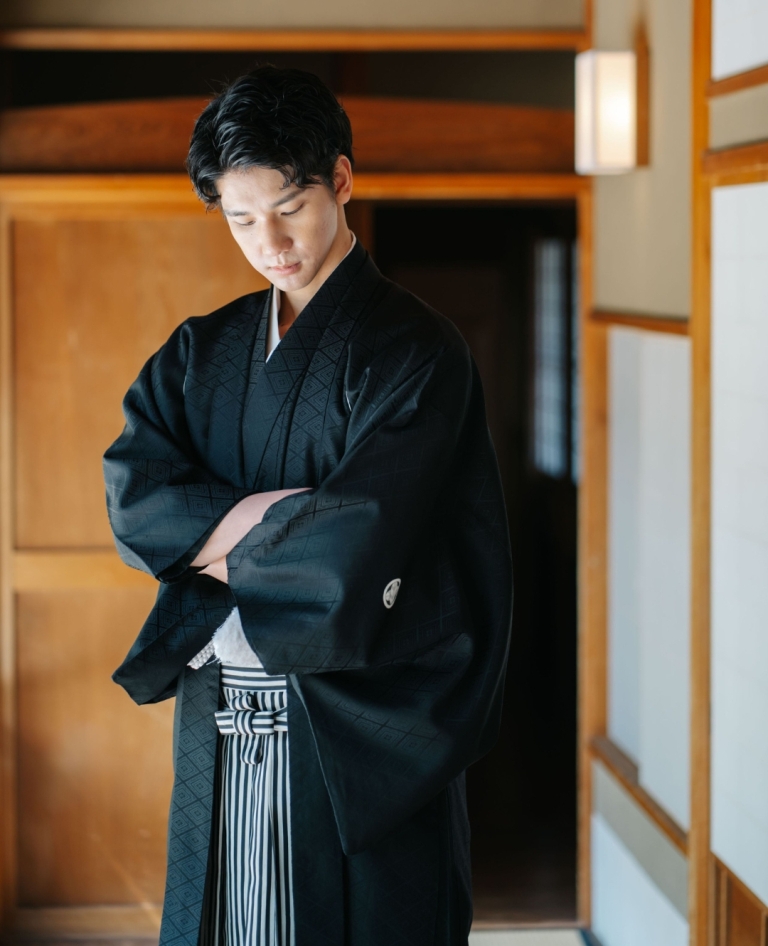 ブラック（TB01）：黒の紋付は、無駄を削ぎ落としたシンプルな美しさが魅力。凛とした佇まいが気品と落ち着きを同時に感じさせる一着です。