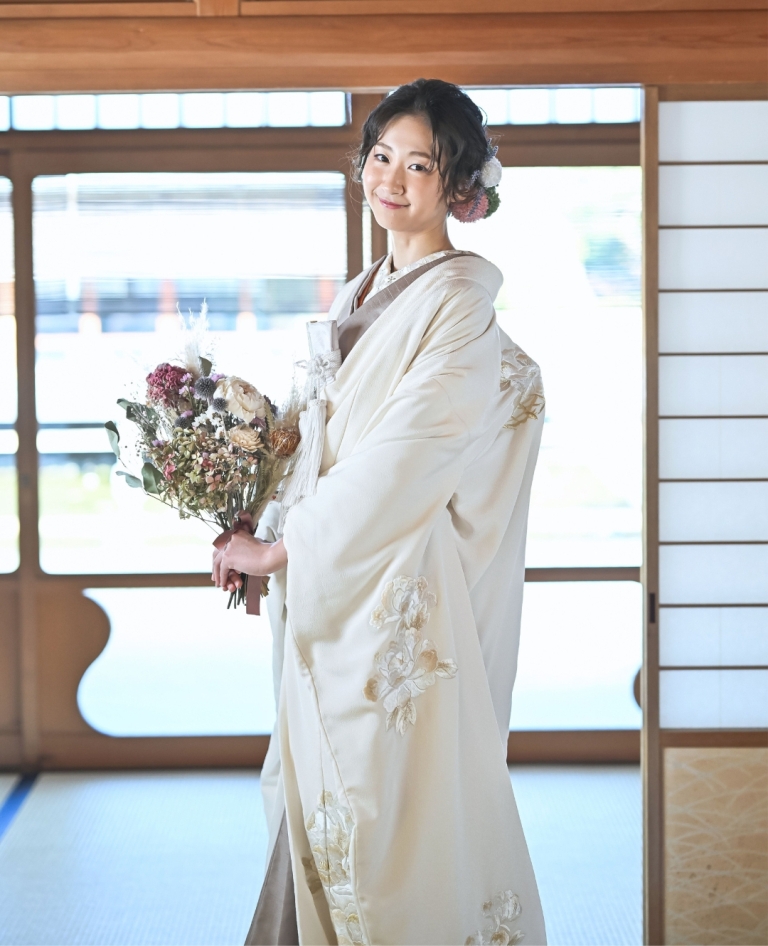 最高級の生地で仕立てられた白無垢。滑らかな光沢と上質な手触りが花嫁の肌を美しく包み込み、和モダンという表現のふさわしいデザイン豊かな白無垢に。
