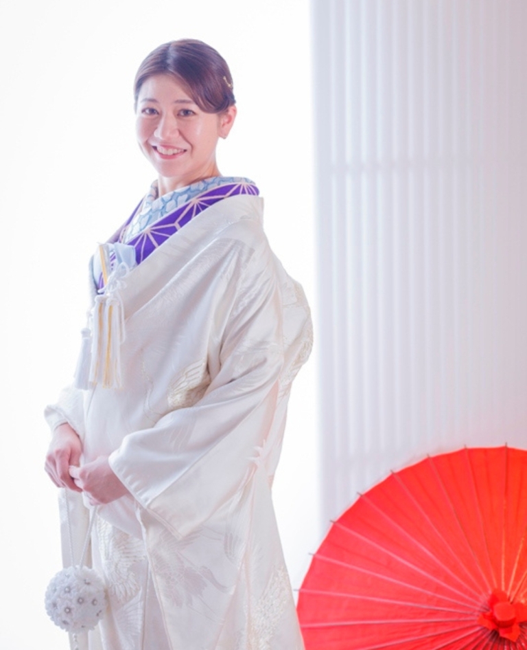 鶴のシンプルな白無垢に、お顔元を華やかにコーディネート。麻紫の色掛下に、鮮やかな水色の半襟、淡い水色の筥迫セットを合わせました。