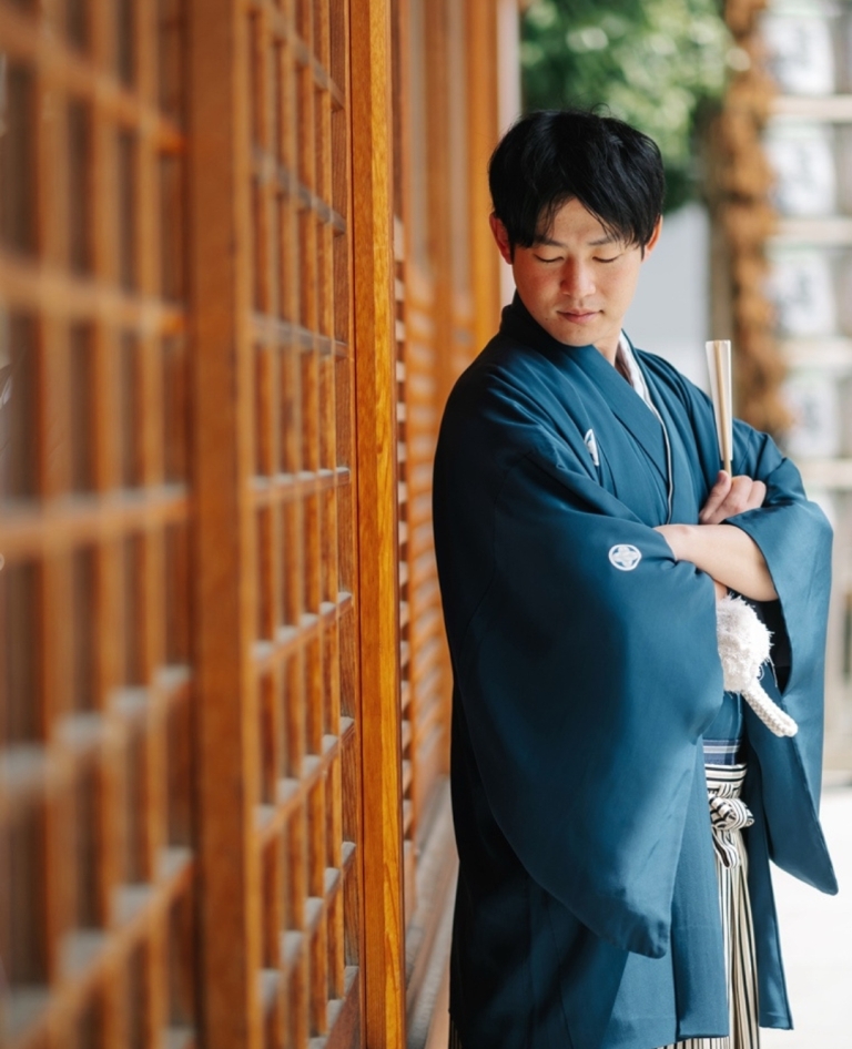 紺染（NG02）：深く染め上げた紺色の紋付は、重厚で落ち着いた印象。伝統美を強く感じさせつつ、格式高い佇まいを際立たせます。