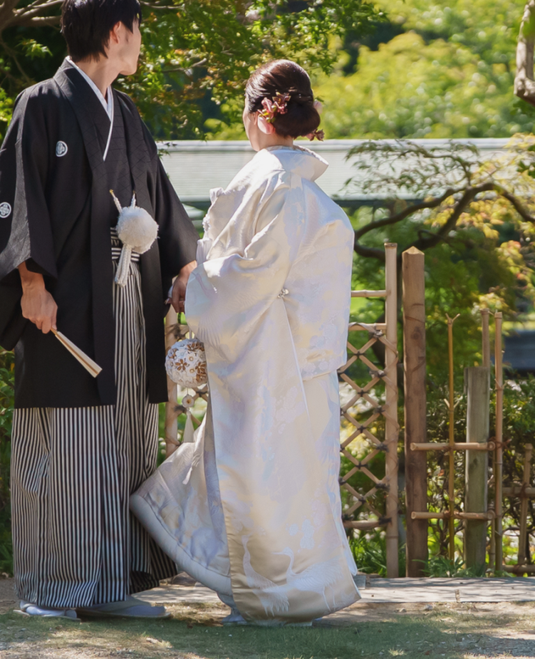 優雅な鶴と気品ある梅の柄が織り込まれた白無垢。幸福を象徴する文様が花嫁を包み、純白の中に日本の美と祝福の心を映し出す一着です。