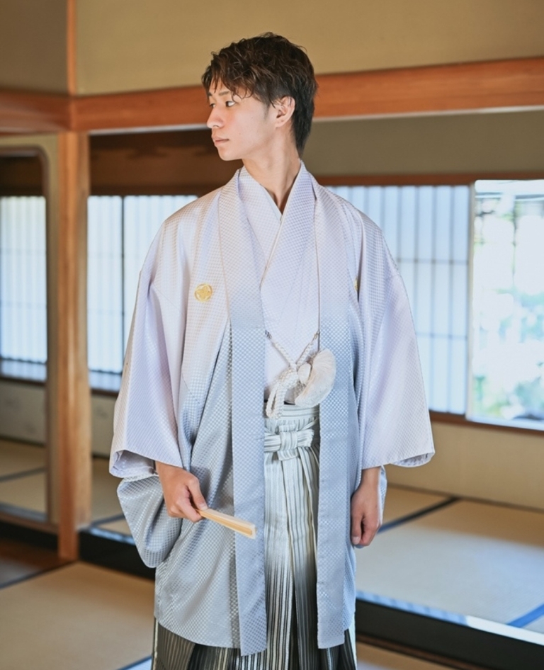 シエル（グラデーション）（NP08）：白く輝く羽織は、空のように白から淡いブルーへ移ろうグラデーション紋付。柔らかく透明感のある色合いが軽やかで爽やかな印象を与えます。