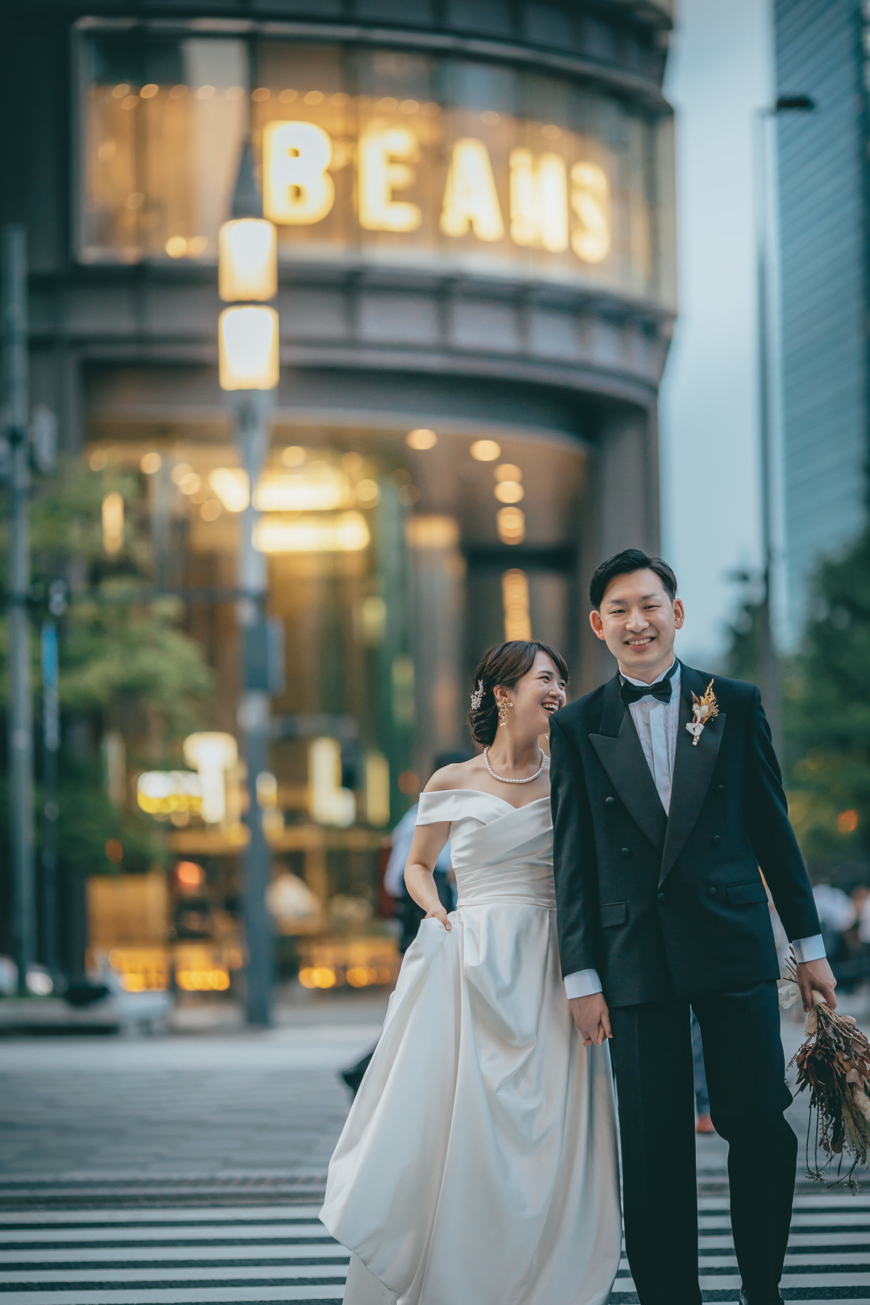 東京駅で撮影をする花嫁の様子