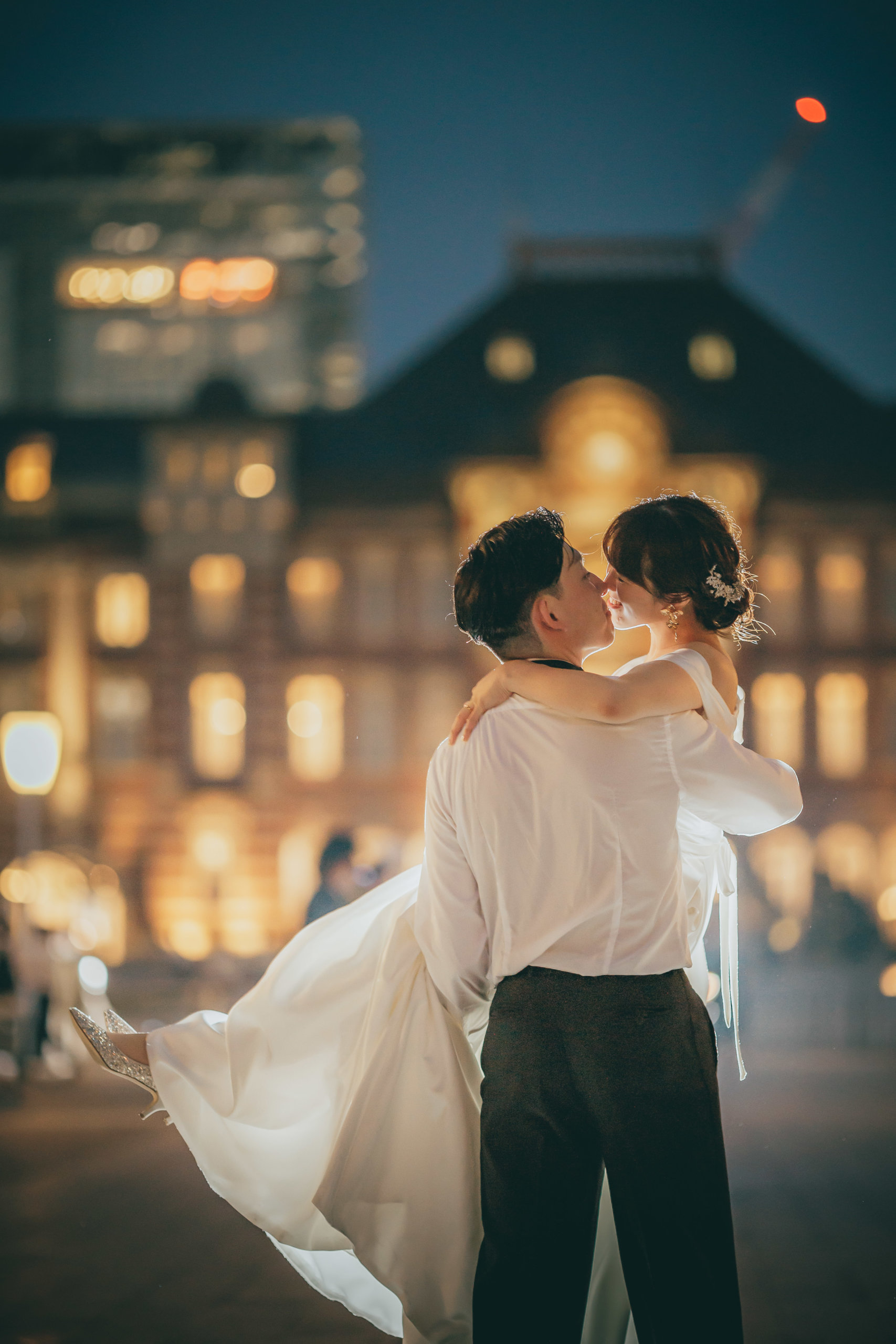 東京駅で撮影をする花嫁の様子